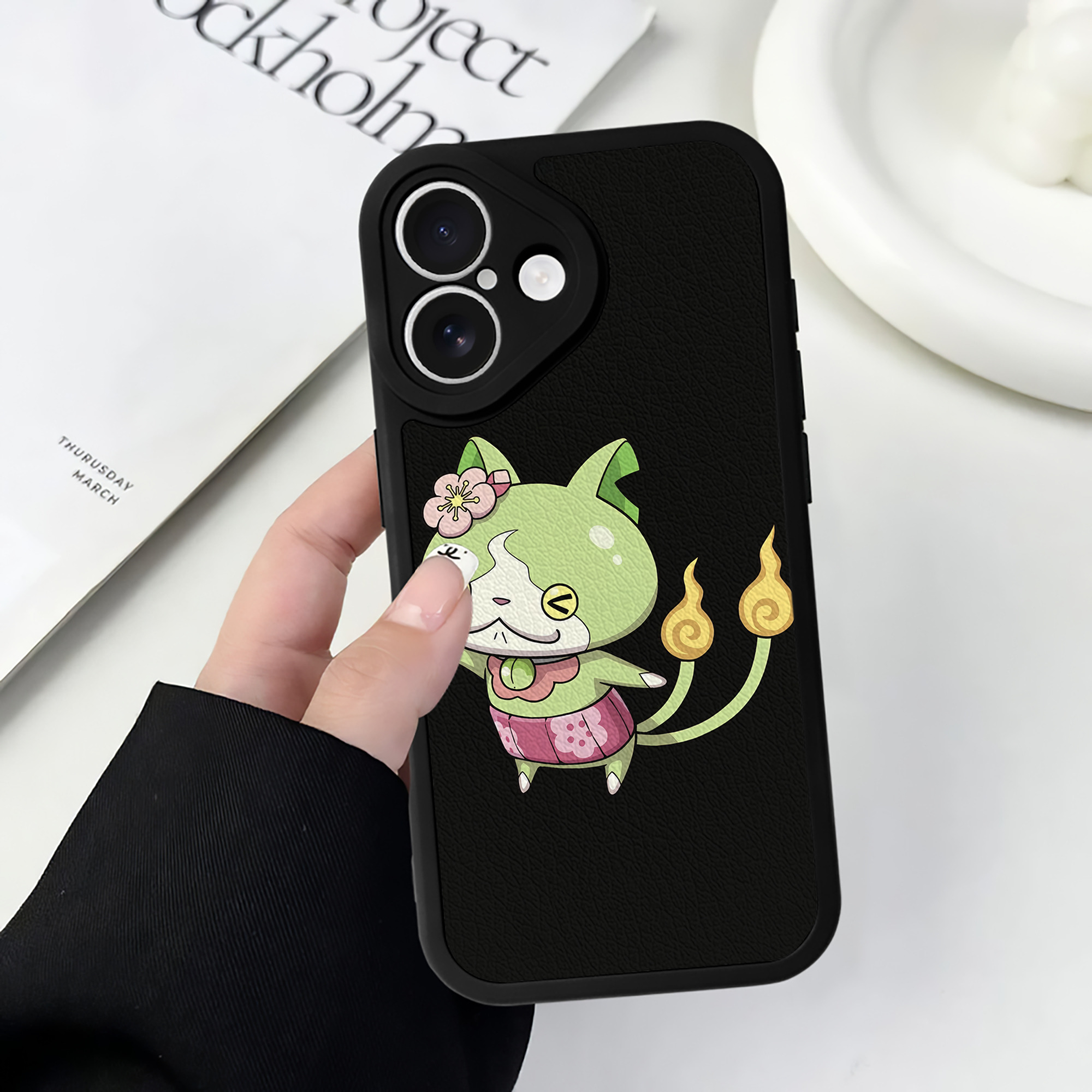 （画像用） 妖怪ウォッチ Yo-kai Watch 【iPhone 16シリーズ対応】シリコンスマホケース（レザー調） 材質：シリコン